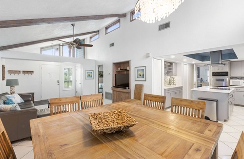 New Smyrna Beach House | 🌊Walk to Car Free Beach | Sunroom and BBQ Patio | Boat Launch Nearby | 4604K 🏖️