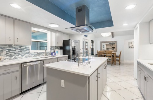 New Smyrna Beach House | 🌊Walk to Car Free Beach | Sunroom and BBQ Patio | Boat Launch Nearby | 4604K 🏖️