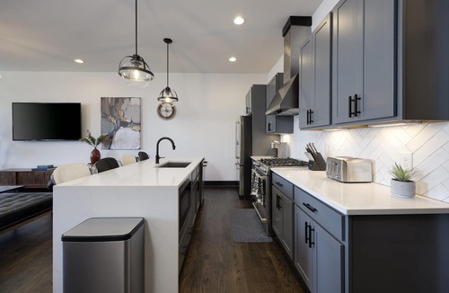 Edgehill House | Walk to Gulch 3 Story 4BR Boheme Deco Huge Balcony Cityview Firepit 2Car Garage