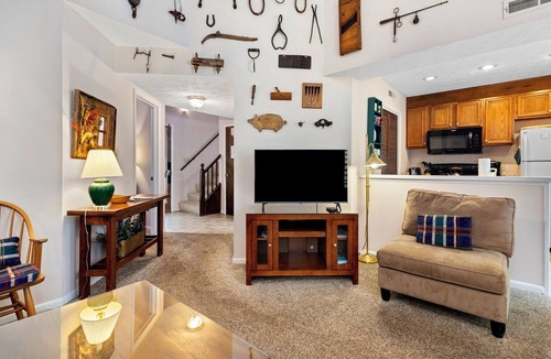 Nellysford Condo | Walk to Market/Private community outdoor pool!