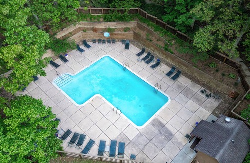 Nellysford Condo | Walk to Market/Private community outdoor pool!