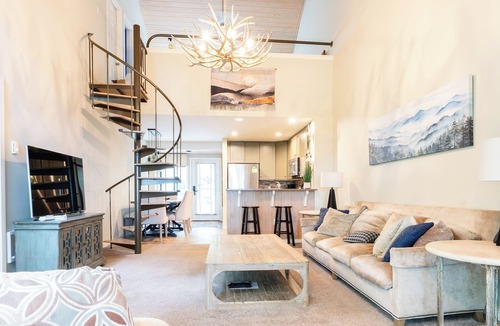 Wintergreen Condo | Walk to Summer Music Festival: WTG Retreat Among the Trees
