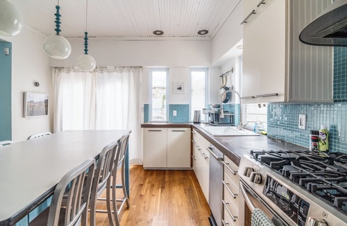 Chestnut House | Walkable 3 Bed Boho Bungalow | Chef's Kitchen