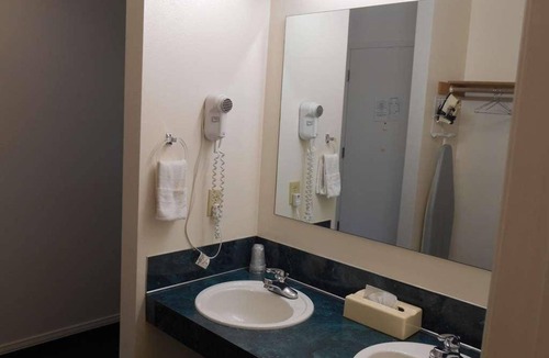 Enumclaw House | Washington Getaway at GuestHouse Enumclaw! Pet-Friendly Property, Free Parking