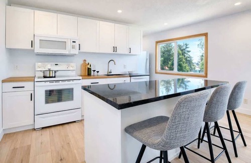 Halfmoon Bay House | *WATERfront 2 bed 2 bath Oasis* Sleeps 6!