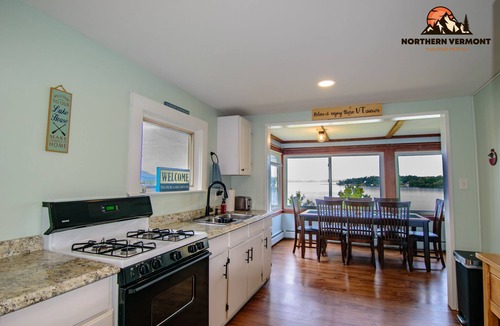 Newport House | WATERFRONT 4BR Home 30min from Jay Peak! - Lake Memphremagog - AMAZING VIEW!