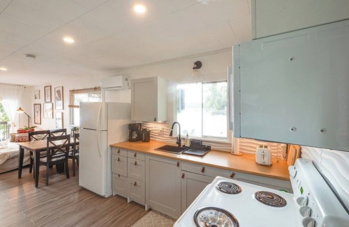 Algonquin Highlands Cabin | Waterfront Calming Nest Cottage on Halls Lake