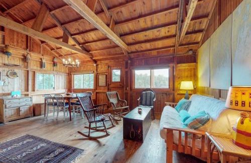East Boothbay House | Waterfront cabin with ocean view & private dock
