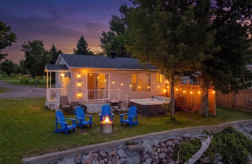 Cap-Saint-Ignace Ski Chalet | Waterfront Chalet w/Hot Tub, Fireplace, WiFi