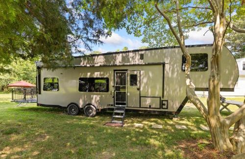 Mayo House | Waterfront Getaway, Dock Your Boat & Play!