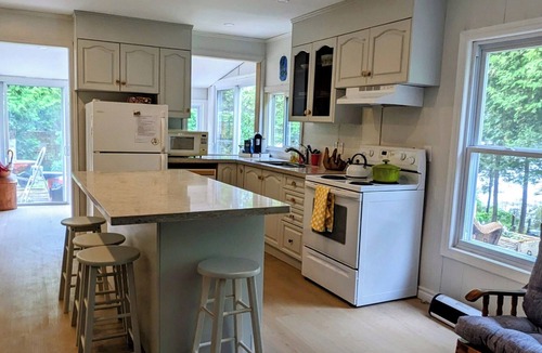 Colpoys Bay Cottage | Waterfront Green Cottage Pike Bay