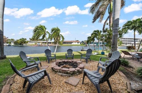 Cocoa Isles House | Waterfront Oasis1 blk to beach-Kayaks-Game room-Fire Pit