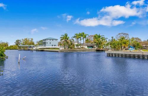 Tampa House | Waterfront Private Pool Pickleball Court Game Room