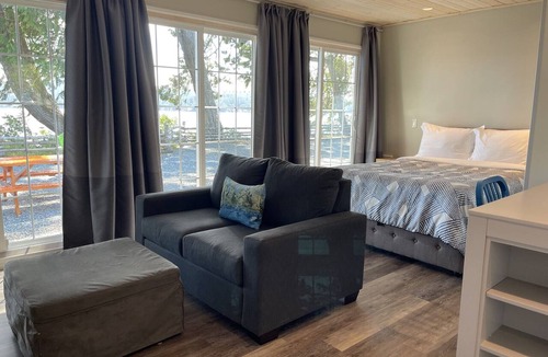 Sooke Hotel | Waterfront Studio Unit with Beach Access - Sleeps 2