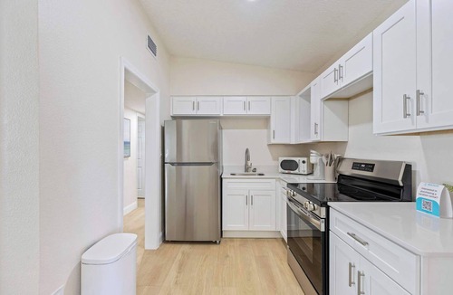 Parsuns To Cocoa Beach House | Welcome to The Drift – Your Laid-Back Beach Escape in Cocoa Beach! 2/1
