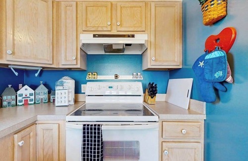 Midtown Ocean City Condo | Well-Equipped Beach Condo near the Ocean w/Private Balcony, Central A/C, W/D