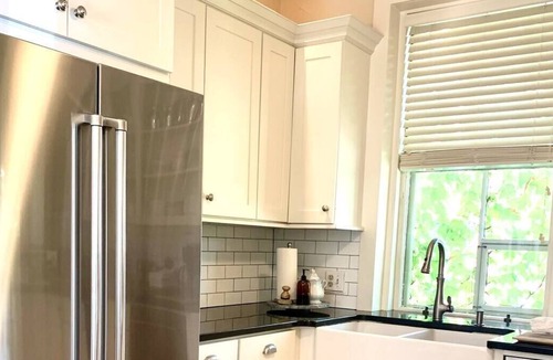 Valley Street Condo | West End luxury townhouse w/ AC+parking