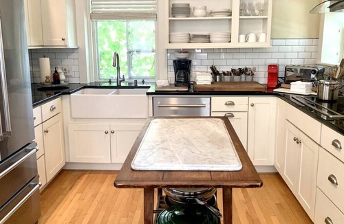 Valley Street Condo | West End luxury townhouse w/ AC+parking