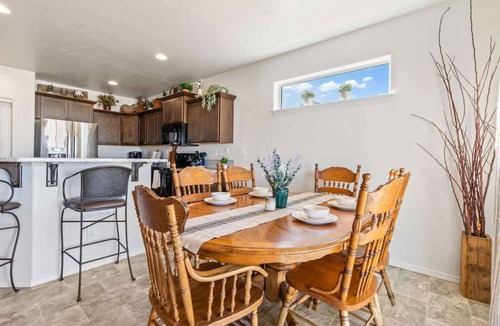 Caldwell House | Western Charm Retreat | Hot Tub | Sleeps 10 | Near College of Idaho