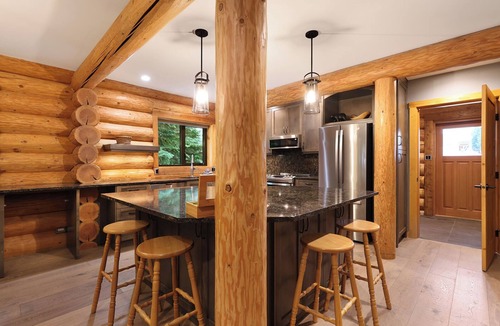 Courtenay Ski Chalet | WGB - Wintergreen - B