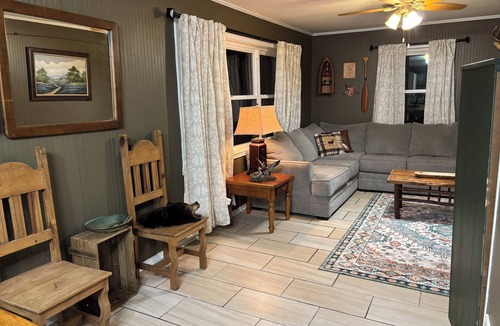 Bald Knob House | White River Lodge. 1 mile to White River and five miles north of Hurricane WMA