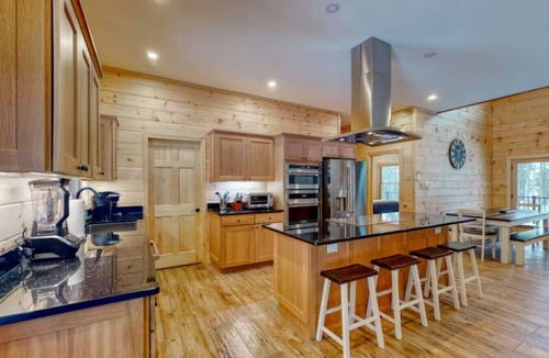Beaver Cove Cabin | Wicked Moose Cabin* Waterfront*Sleeps 12* Hot Tub* Pet Friendly*Large Dock