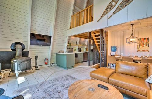 Wilmington House | Wilmington Chalet w/Hot Tub < 8 Mi to Mount Snow!