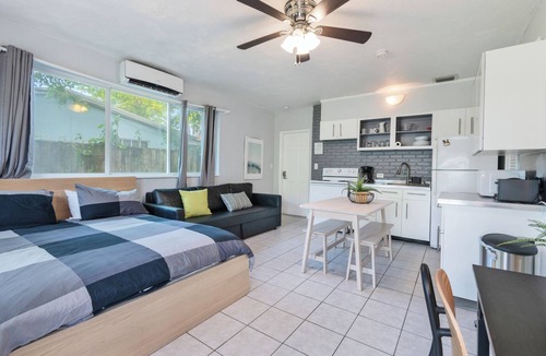 Wilton Manors Apartment | Wilton Manors, Cute Outdoor Space-New Bathroom, Pool 3