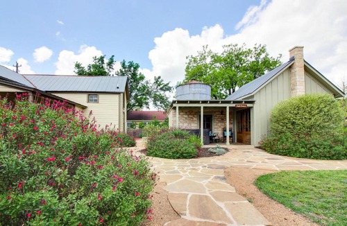 Fredericksburg Apartment | Wine Country Cottages on Main