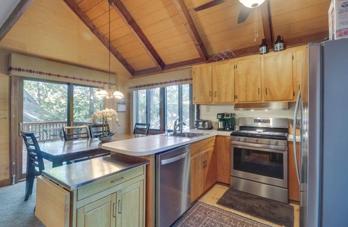 Treeloft Cottage | Wintergreen Home w/Hot Tub, Deck & Mountain Views