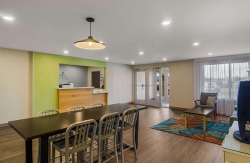 Orange Park Hotel | WoodSpring Suites Jacksonville Orange Park