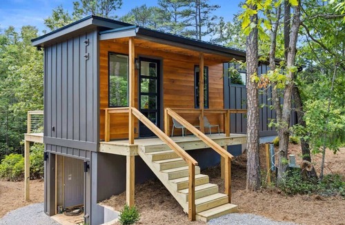 Young Harris House | Woodstar 1BR/1BA Deck Dogs Hot Tub Access