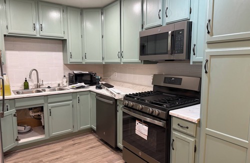 Tracy House | Work-Ready Studio with King Bed · Desk · W/D & Parking