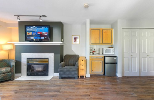 Quail Ridge Apartment | Wraparound Deck - 208B
