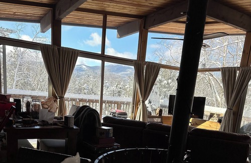 Intervale Ski Chalet | Year-Round Chalet: Fireplace, Deck & Outdoor Fun