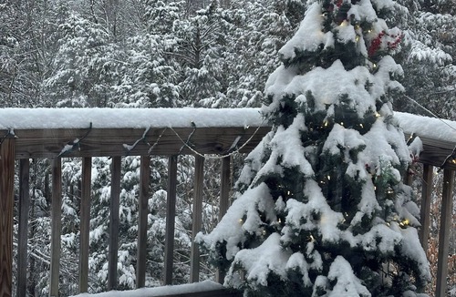 Intervale Ski Chalet | Year-Round Chalet: Fireplace, Deck & Outdoor Fun