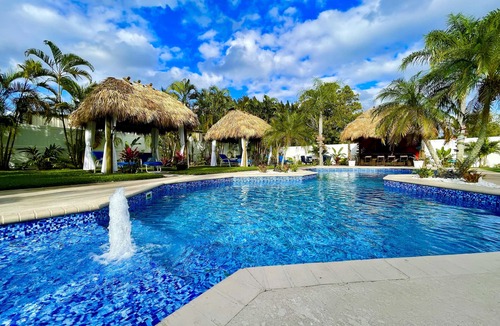 Lake Worth House | Your 1-Acre Tropical Resort – No Crowds, All Fun! Near W Palm Beach Sleeps 14