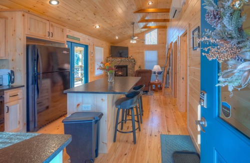 Murphy Cabin | Your Escape Awaits! King Bed & Dog Yard for the pups!