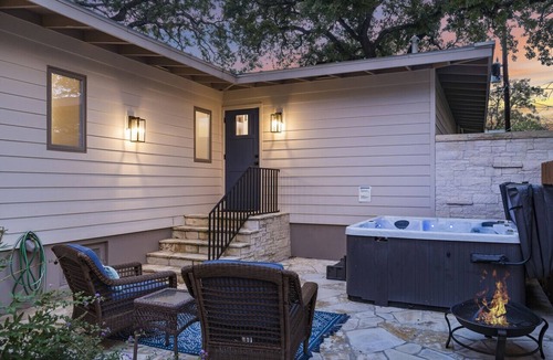 Fredericksburg House | Zentral Haus: 2 Charming Homes 3 blocks from Marketplatz! with Private Hot Tub