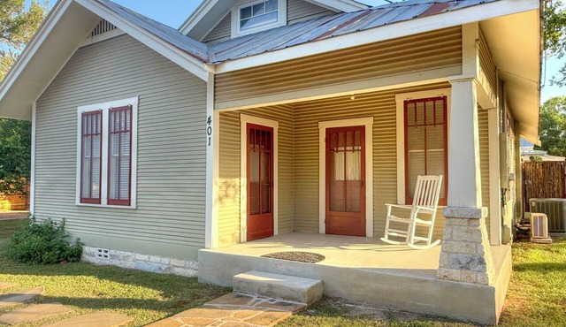 1 Block to Nimitz Museum, 2-3 Blocks to Downtown, Restaurants