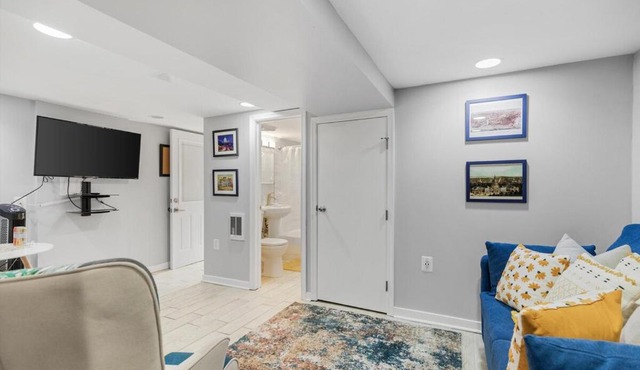 1-BR Pad in the Heart of Petworth - Walk to METRO