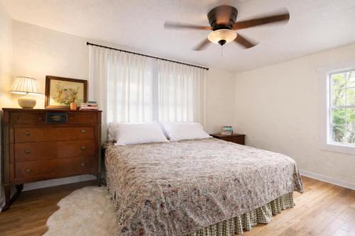 1 mile from UF-Sleeps 6, Parking, Full Kitchen, TV