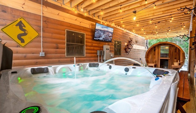 15 Guest Chalet with Sauna and Hot Tub - Bunk Room - 4 minutes to Sunday River