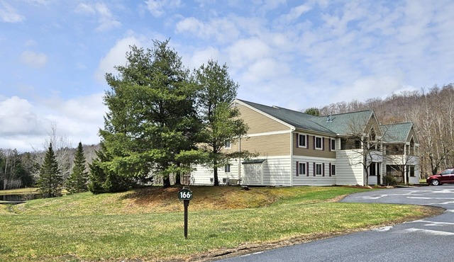 1st floor, FP, mtn & pond view, deck, pool, pet-friendly. F1663 by LRS
