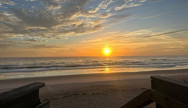 2-bedroom condo in terrific New Smyrna Beach with fitness room, AC