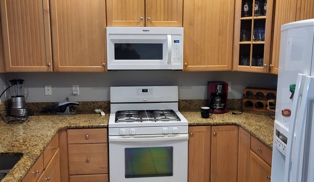 2 BR Condo with pool, Tennis, Basketball courts, gym, & close to Rehoboth Beach