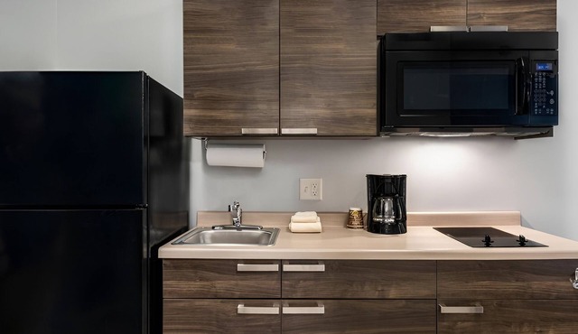 2 Kitchen-Equipped Rooms Near Concerts and Events - Explore Warhawk Air Museum!