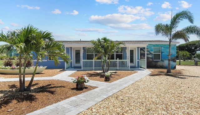 211 Turtle | King Bed | Beach Gear | 1 Block to Beach & Downtown | Dog Friendly