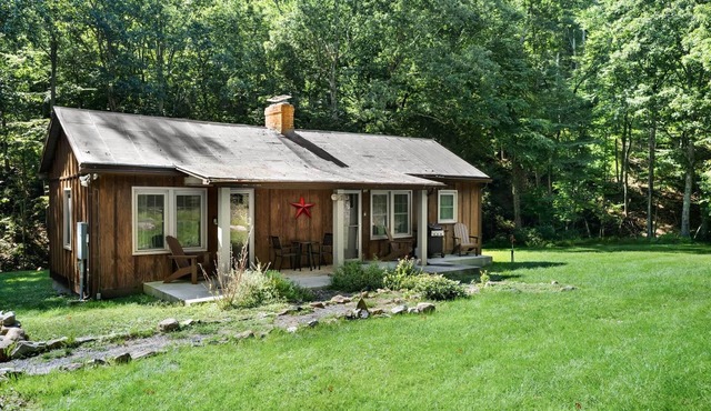 2BR chalet w/hot tub, porch & refreshing views