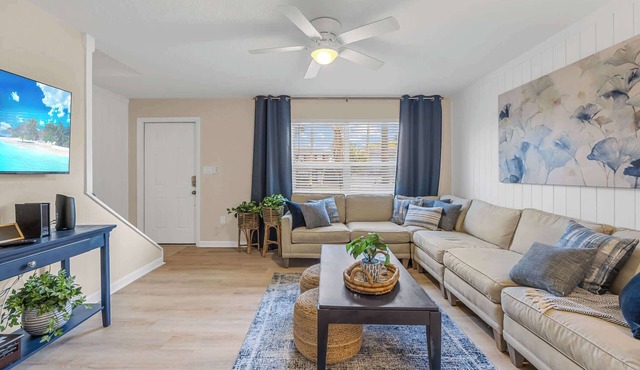 2BR townhouse w/backyard & parking